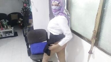 Una vera MILF araba sexy in tenuta scolastica si masturba e raggiunge lorgasmo con il Niqab mentre il marito è via - 2 image