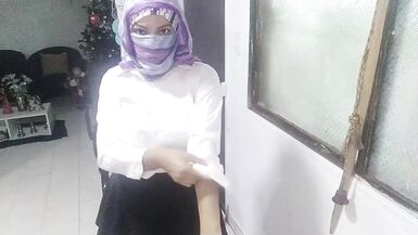 Una vera MILF araba sexy in tenuta scolastica si masturba e raggiunge lorgasmo con il Niqab mentre il marito è via - 3 image