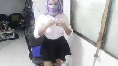 Una vera MILF araba sexy in tenuta scolastica si masturba e raggiunge lorgasmo con il Niqab mentre il marito è via - 4 image