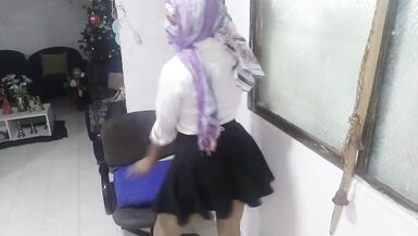 Una vera MILF araba sexy in tenuta scolastica si masturba e raggiunge lorgasmo con il Niqab mentre il marito è via - 5 image