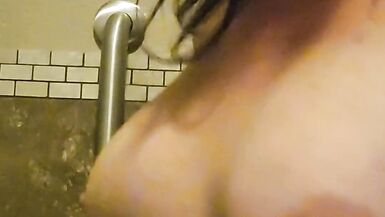 Milf arrapata gioca nel bagno del bar - 6 image