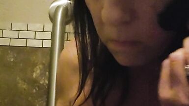 Milf arrapata gioca nel bagno del bar - 8 image