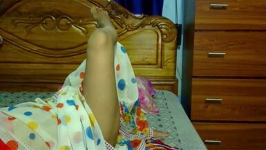 Ragazza indiana che mostra le tette - 1 image
