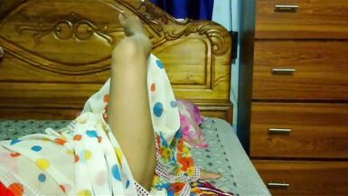 Ragazza indiana che mostra le tette - 14 image
