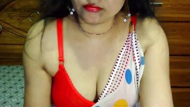 Ragazza indiana che mostra le tette - 3 image