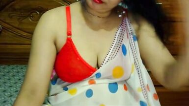 Ragazza indiana che mostra le tette - 4 image
