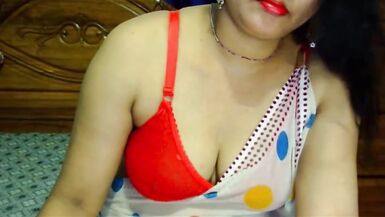Ragazza indiana che mostra le tette - 6 image
