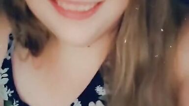 Splendida ragazza paffuta tetta flash e sorriso - 10 image