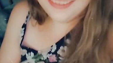 Splendida ragazza paffuta tetta flash e sorriso - 11 image