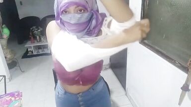 Millionnaire Sexy Amateur Arabe Mature En Hijab Masturbe Chatte Crémeuse Jusquà Orgasme Extrême Porn Hijabi - 2 image