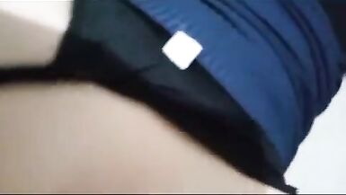 Dans le cul dune femme mariée, le propriétaire me donne déjà des coups de poing dans le cul.