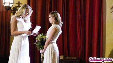 Coco Lovelock et Katie Morgan se sont mutuellement offert leurs beaux corps et leurs chattes.