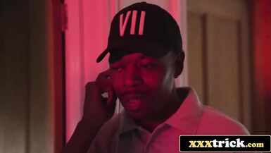 Un vieux monsieur britannique baise deux beautés lors dune soirée au Royaume-Uni