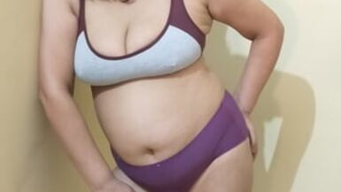 Bonjour à tous, amusez-vous bien en me regardant faire de la danse exotique pour vous tous.