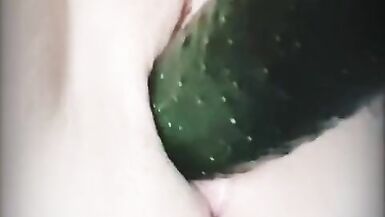 Meine Frau fickt sich selbst mit einer Gurke. - 5 image