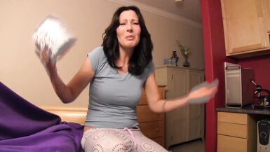 Schritt Mom macht Sohn Sperma mit Handjob - 6 image