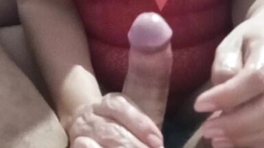 Le mari se fait masser la chatte humide avec de lhuile sur la bite du mari, qui sexcite et envoie sa femme chaude sasseoir sur le rouleau et jouit beaucoup. - 2 image