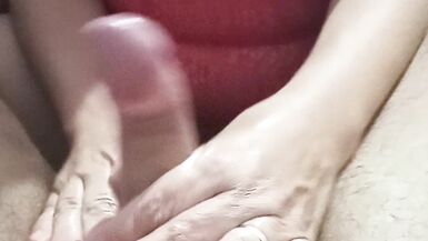 Le mari se fait masser la chatte humide avec de lhuile sur la bite du mari, qui sexcite et envoie sa femme chaude sasseoir sur le rouleau et jouit beaucoup. - 6 image