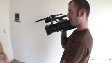 Une femme au foyer laisse deux hommes entrer chez elle pour la baiser en mode hardcore