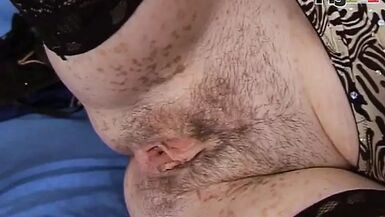 Seducente MILF vogliosa di sesso scopata nella sua figa pelosa nella scena 02 del film Bella troia la tua zietta - 1 image