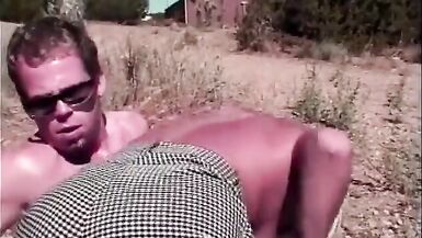 Сногсшибательная блондинка с идеальными сиськами буравит свою тугую розовую пизду на пляже - 3 image