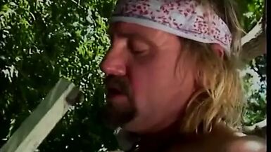 La jeune fille aux cheveux longs se penche et se fait frapper durement par larrière.