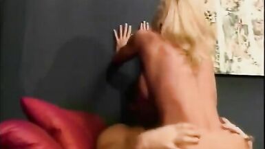 Une blonde maigre avec de beaux nichons sur une chaise avec une bite bien dure - 12 image