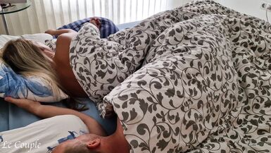 La femme amateur nétait pas encore réveillée lorsquelle a senti une bite dure dans sa chatte humide du matin.