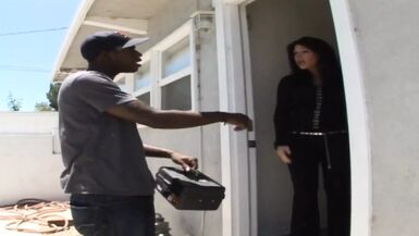 Vidéo interraciale avec Kendra Secrets une MILF salope avec des tatouages sexy et des cheveux bruns veut une BBC et boire du sperme. - 1 image