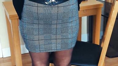 Votre belle-tante mature de 53 ans dans sa jupe courte et serrée préférée et ses collants ouverts.