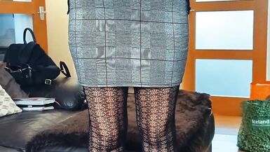 Votre belle-tante mature de 53 ans dans sa jupe courte et serrée préférée et ses collants ouverts. - 12 image
