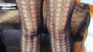 Votre belle-tante mature de 53 ans dans sa jupe courte et serrée préférée et ses collants ouverts. - 13 image
