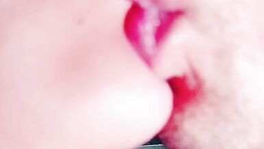 Une petite amie en chaleur embrasse son petit ami. - 15 image