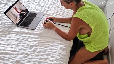 Une femme amateur profite de sa propre machine à sexe Sybian et obtient deux énormes orgasmes en secouant son corps.