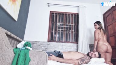 I caught my friend resting, I rubbed my pussy in his face! - 4 image