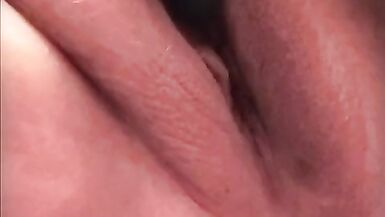 Une jeune femme gorgée deau après avoir chevauché un godemiché