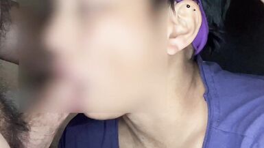 Азиатская шлюшка надевает носки на белый член