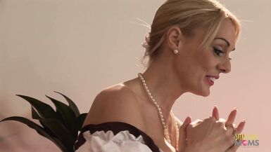 Stacey Saran nettoie une bite avec sa bouche et sa chatte