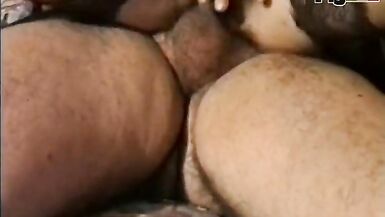 MILF sexy, en chaleur, aimant le sexe, avec une chatte chaude et humide dans la scène 04 du film La tettona dal pelo folto - 12 image