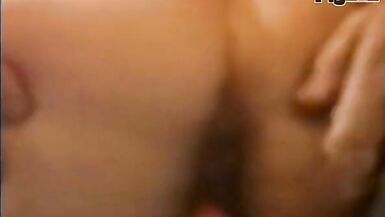 MILF sexy, en chaleur, aimant le sexe, avec une chatte chaude et humide dans la scène 04 du film La tettona dal pelo folto - 5 image