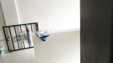 Femme salope et infidèle chevauchant le gars inexpérimenté dans le salon et se faisant baiser debout - 11 image