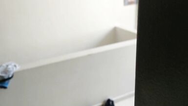 Femme salope et infidèle chevauchant le gars inexpérimenté dans le salon et se faisant baiser debout - 4 image