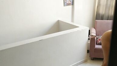 Femme salope et infidèle chevauchant le gars inexpérimenté dans le salon et se faisant baiser debout - 5 image