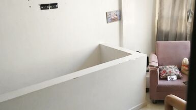 Femme salope et infidèle chevauchant le gars inexpérimenté dans le salon et se faisant baiser debout - 6 image