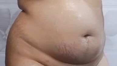 Massagem com óleo depois do banho. Massagem corporal muito oleosa na minha rata depois do duche. Desi Beautiful Amateur Girl Showing Body - 4 image