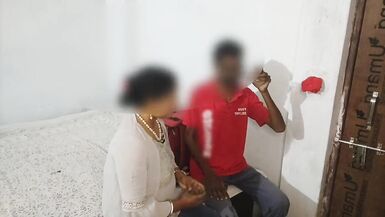 Desi Indian Modern Milf Bhabhi Gets Fucked With Facial By Pizza Delivery Boy - 3 image