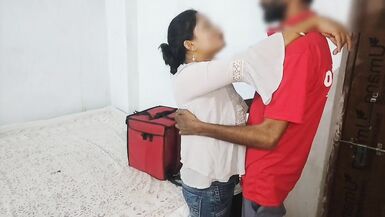 Desi Indian Modern Milf Bhabhi Gets Fucked With Facial By Pizza Delivery Boy - 5 image