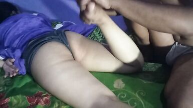 Gerçek Üvey Anne, Ağzına Boşaldıktan Sonra Üvey Oğluna Handjob ile Yardım Ediyor - 2 image
