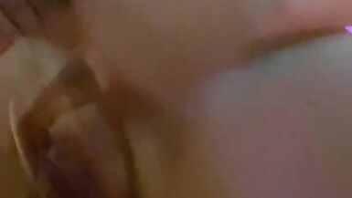 Mignonne milf sneaks jouant avec la chatte - 3 image