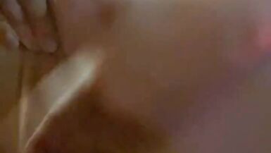 Mignonne milf sneaks jouant avec la chatte - 4 image